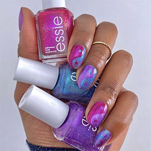 ¿Uñas yin yang brilli-brilli? ¡Pues otras dos pedazos de tendencias juntas! Ayúdate de los tonos más glitters y brillantes de essie tipo: Jamaica me crazy, Sexy Divide o Aruba Blue y ya lo tendrías.