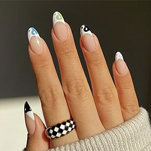 Las uñas yin yang formato manicura francesa nos parecen absolutamente lo más. ¿Has visto cómo el tono Blanc de essie sirve de lienzo perfecto para todos los dibujos?