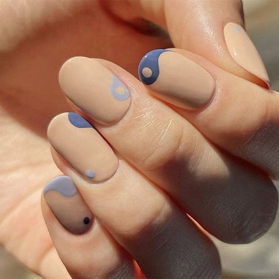 Hazte unas uñas yin yang perfectas con la ayuda de la amplísima colección de esmaltes de essie. ¡Las posibilidades de color son infinitas!