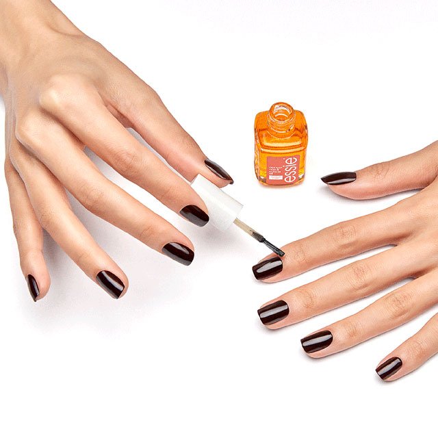 Cuida tus cutículas con el aceite de albaricoque. ¿Todavía nos has probado Apricot Cuticle Oil de essie?