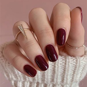 ¿Te imaginas un listado de uñas otoño 2021 en el que no aparezca el borgoña? Nosotras no. Llévalo a tus manos con el esmalte Gala Vanting de la gama Gel Couture de essie.