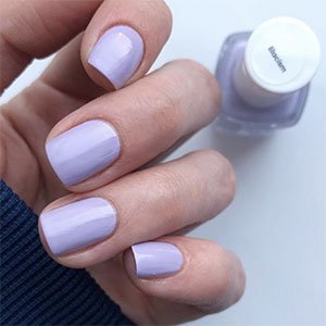 Aunque no te lo creas, los lilas también se han hecho fuertes dentro de las uñas otoño 2021. ¿Todavía nos has probado el esmalte Lilacism de essie? No esperes más.