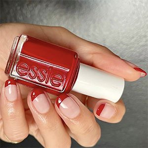 La manicura francesa también está dentro de las uñas otoño 2021 más top y esta versión con ayuda del rojísimo Forever Yummy de essie nos apasiona.