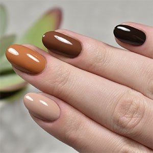 Los tonos tierra ocupan un papel importantísimo dentro de las uñas otoño 2021 y esta versión skittle es perfecta para lucirlos. ¡Ojo a la gama expressie de essie que tiene muchos colores que te pueden interesar!