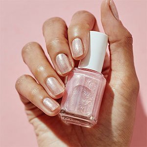 Los colores metalizados no se querían perder formar parte de las uñas otoño 2021 ¡y lo han conseguido! Gadget Free, Penny Talk, Birthday Girl o Pink Diamond son solo algunos ejemplos de esmaltes de essie con este acabado.
