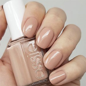 Las uñas color nude no podían faltar entre las uñas otoño 2021 más demandadas. El tono Not just a pretty face es solo uno de los muchísimos nudes que encontrarás en la colección de esmaltes de essie.