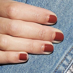 Las uñas teja se han hecho un hueco entre las uñas otoño 2021 y esta combinación de los tonos In a flash sale y All things OOO —lo dos de la gama expressie de essie— es un acierto total.