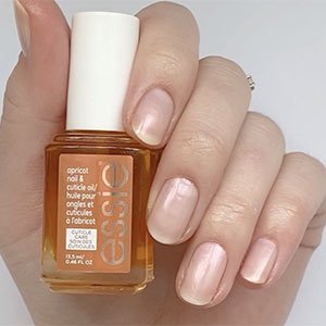 La salud de tus cutículas es clave y también influye a la hora de cómo hacer crecer tus uñas más rápido. Cuídalas con Apricot Cuticle Oil de essie y notarás la diferencia.
