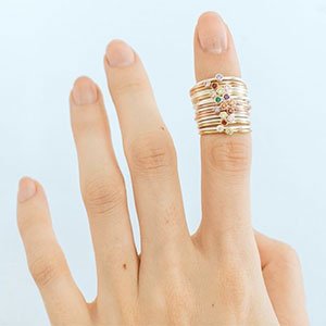 Si quieres saber cómo hacer crecer tus uñas más rápido, debes respetarlas y darles un descanso de vez en cuando. Acudir siempre a los esmaltes de la gama Treat, Love&Color de essie, también será garantía de éxito.