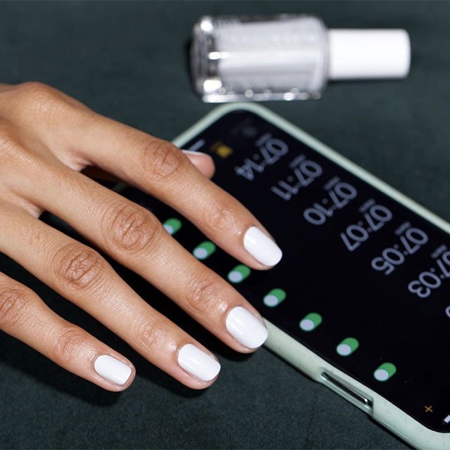 Con unos trucos, algunos productos de cuidado y la gama Treat, Love&Color de essie, cómo hacer crecer tus uñas más rápido dejará de ser un problema para ti.