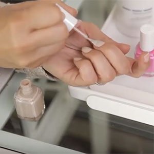 Para saber cómo hacerte la manicura francesa lo primero es elegir el color de fondo. Necesitas uno neutro y liso. ¿Qué tal el color arena Sand Tropez de essie?