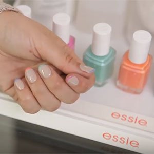 Cuando ya sepas cómo hacerte una manicura francesa, no olvides sellarla con un top coat de secado rápido como Good to go de essie. ¡Garantía de acabado perfecto!
