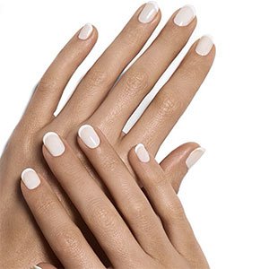 Aprende cómo hacerte la manicura francesa con la amplísima colección de esmaltes de essie. Recurre a una base lisa muy clarita y traza el borde con un color que cree contraste.
