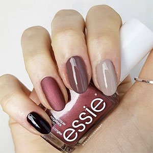 ¿No sabes cómo limarte las uñas? Pues si finalmente te decides por la forma almendrada no lo dudes y súmate a la tendencia de uñas arcoíris con la amplísima gama de colores de essie.