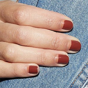 Sabes cómo limarte las uñas, y sabes que a las uñas redondas cortitas les sienta genial el nail art. Qué tal, ¿te atreverías con el de la foto? Con la gama de esmaltes de essie tendrás en tu mano un montón de combinaciones posibles.