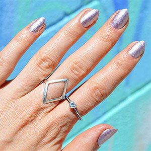 Cómo limarte las uñas también es cuestión de modas. Apúntate a las uñas stiletto y llévalas al siguiente nivel con los esmaltes glitter o con purpurina de essie.