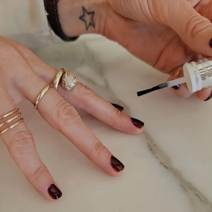 como quitar pintauñas ESSIE
