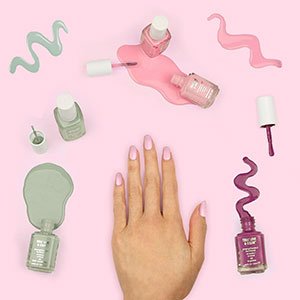 Practica un buen cuidado de manos y usa los esmaltes de Treat, Love and Color de essie para que tus uñas también estén a la altura. 