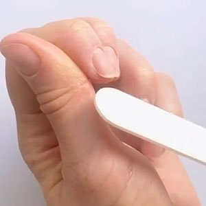 Practica un buen cuidado de manos y procura limar tus uñas en una misma dirección. 