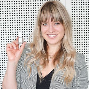 Una de las cosas que más le gustan a la manicurista y Global Lead Educator de essie, Rita Remark, es recibir cumplidos por el color de sus uñas.
