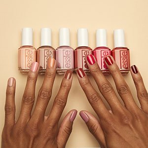 La tendencia más rápida y cool para Rita Remark es la manicura skittle: cada uña pintada de un color distinto.  