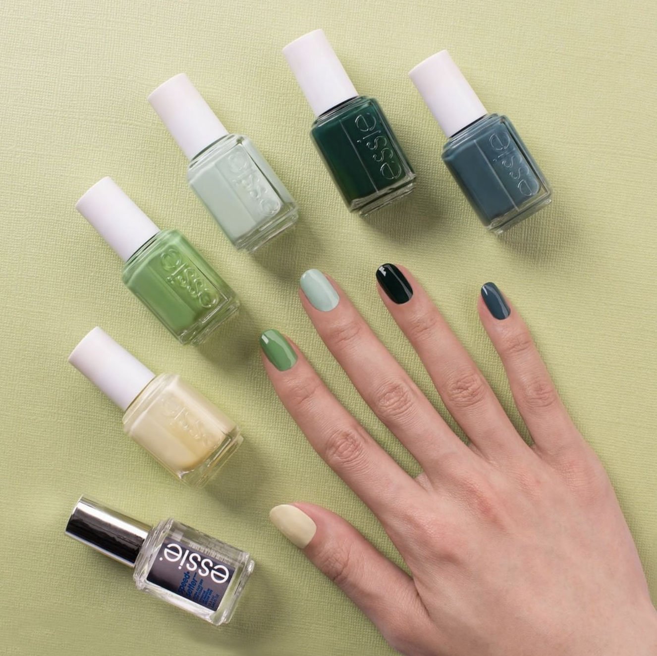 Si por fin vas a sucumbir a la tendencia de las uñas verdes, no lo dudes, ¡hazlo con la paleta de colores de essie!