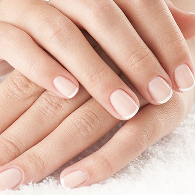 Olvídate de las estrías en las uñas protegiendo tus manos con la base Strong Start de Essie, precisamente indicada para evitar grietas y roturas.