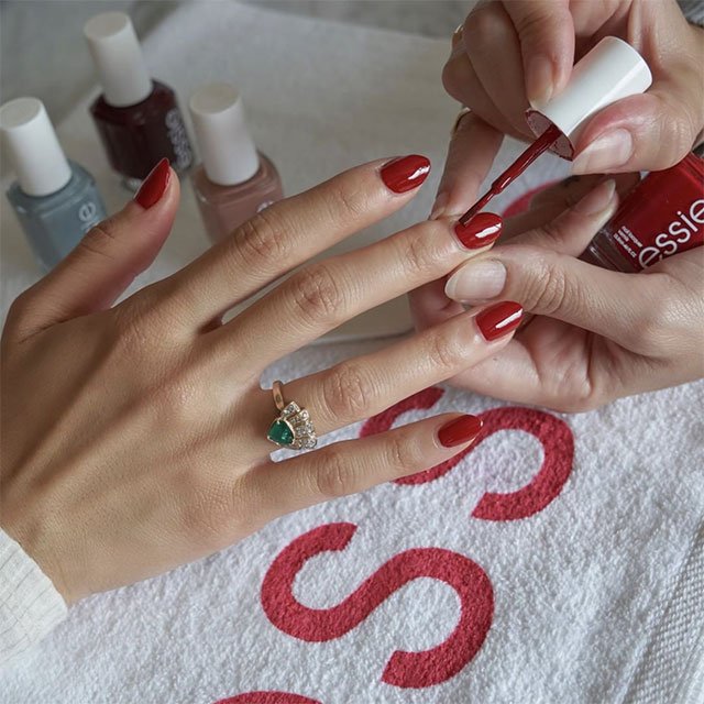 Lo primero es encontrar tu forma de uñas ideal, lo segundo, cuidarlas y darles color con la gama Treat, Love & Color de essie.