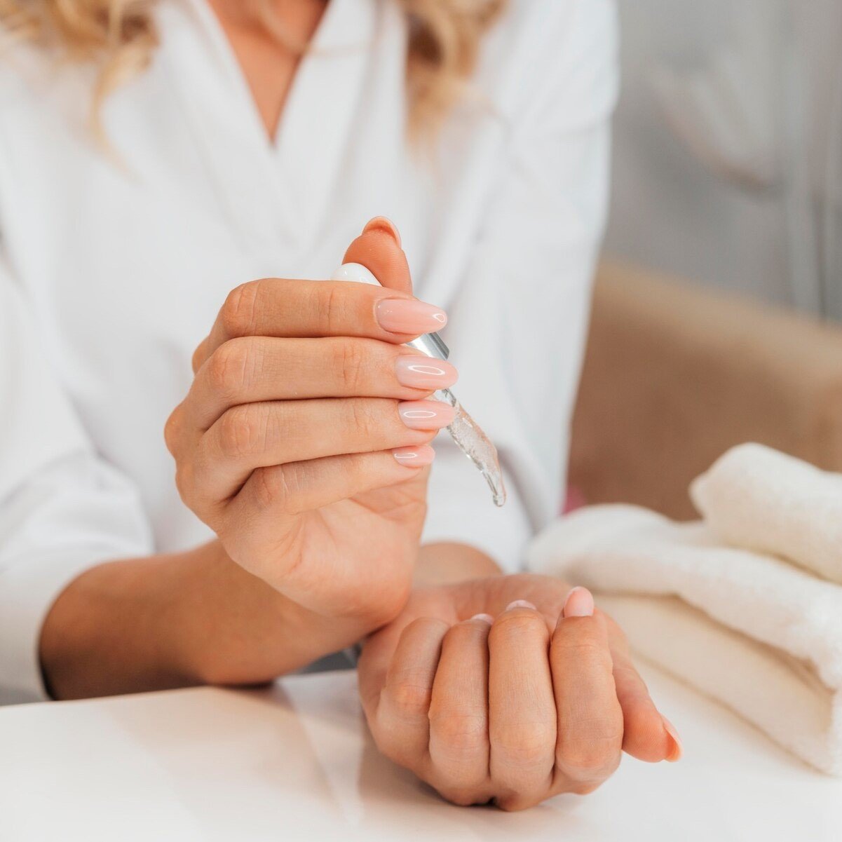 ¿Quieres saber cómo fortalecer las uñas? Ponte en manos del tratamiento avanzado Treat, Love&Color de essie.