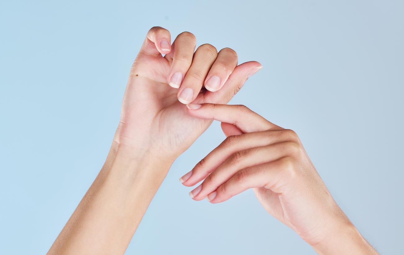 como limpiar las uñas