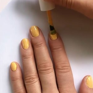 Próximo paso de tu manicura en casa: dar dos capas del esmalte de Gel Couture de essie que elijas. 