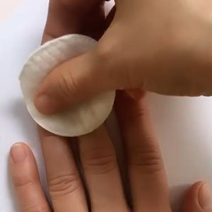 Primer paso de tu manicura en casa: despintar tus uñas con el quitaesmalte Good as gone de essie