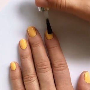 Último paso de tu manicura en casa: sellar el color con una capa del top coat de Gel Couture de essie. 