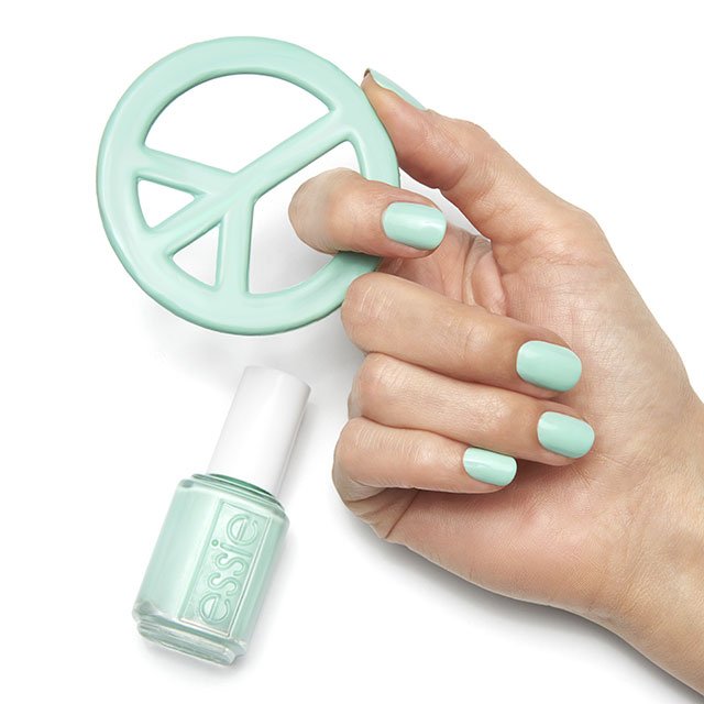 Tú misma podrás hacerte la manicura en casa siguiendo estos sencillos pasos y con la ayuda de los productos de essie.