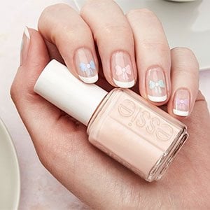 La manicura francesa de colores también puede ser tradicional pero debajo incluir un dibujo sorpresa. Los lazos de la imagen están trabajados con los esmaltes más pastel de essie tipo Salt water happy, Mint candy apple, Fiji, etc.