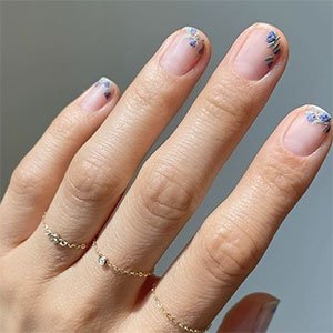 Sin duda, la manicura francesa de colores con flores es un lookazo superestiloso y romántico. Si te gusta, los esmaltes Mint candy apple, Win me over, Salt water happy y Amuse Me de essie serán todo lo que necesites junto a un pincel muy fino para los detalles.