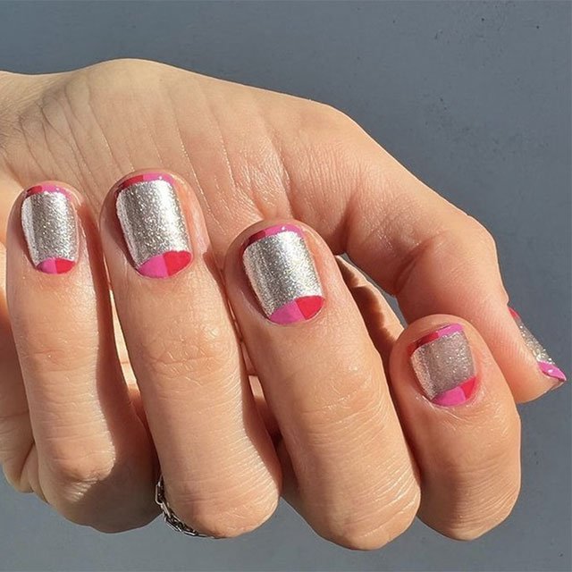 ¡Hay mil posibilidades de manicuras francesas de colores! Que no se te escape ninguna con la amplísima colección de esmaltes de essie. En la imagen: Gadget Free, Model Citzen y A-LIst. ¿Te gustan?