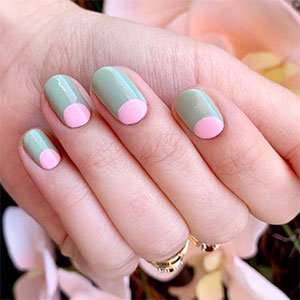 Con los pintauñas de essie puedes invertir la manicura francesa original con un resultado muy llamativo.