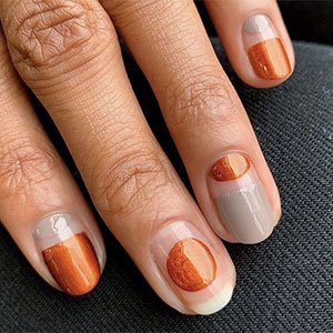 Combina los esmaltes Style stunner y Serene Slate de essie para conseguir una manicura minimalista de inspiración geométrica.