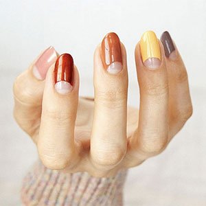 Combina distintos tonos de la gama Gel Couture de essie dejando la media luna libre para que tu manicura minimalista sea, también, la más original. 