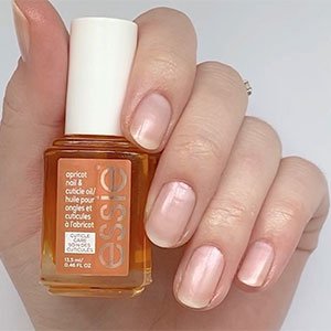 Si buscas una manicura natural perfecta tus cutículas deberán estar convenientemente hidratadas. Acierta con Apricot Cuticle Oil de essie.