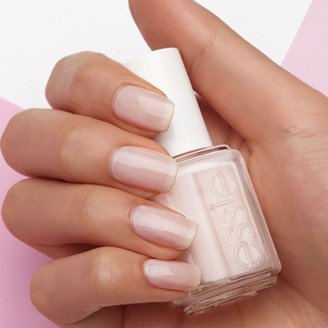 Consigue una manicura natural con los productos de tratamiento (bases, aceites para cutículas, top coats...) y esmaltes de essie.