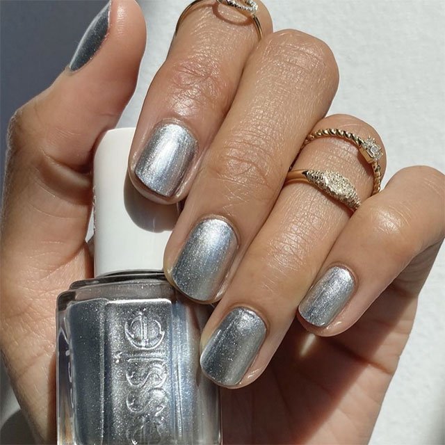 En las uñas de Navidad los tonos plateados y dorados son un must absoluto. Clava tu manicura plateada con el esmalte Gadget Free de essie.