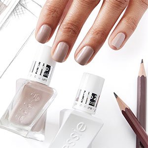 Con solo dos pasos ya puedes hacerte la manicura permanente en casa y conseguir un acabado gel espectacular. Una vez que pruebes la gama Gel Couture de essie no querrás probar otra cosa.