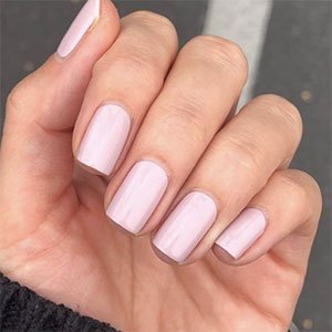 Lleva una manicura rosa pastel de 10 con unas uñas cortitas y cuadradas y dos capas del esmalte Romper Room de essie. ¡Pura tendencia!