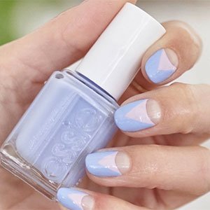 La manicura rosa pastel nos encante en clave geométrica. Trabaja el fondo con cualquiera de las bases de essie y los triángulos con los esmaltes Salt water happy y Fiji.