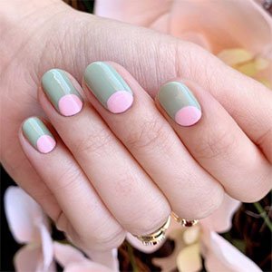 La manicura rosa pastel tiene también su punto y su encanto trabajada como si fuera una manicura media luna. Con los tonos Fiji y el verde pastel Mint candy apple de essie, ¡la tienes!
