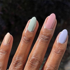 La manicura rosa pastel también tiene su versión skittle o multicolor. Acompáñala de los colores que quieras pero que nunca falta el tono Fiji de essie.