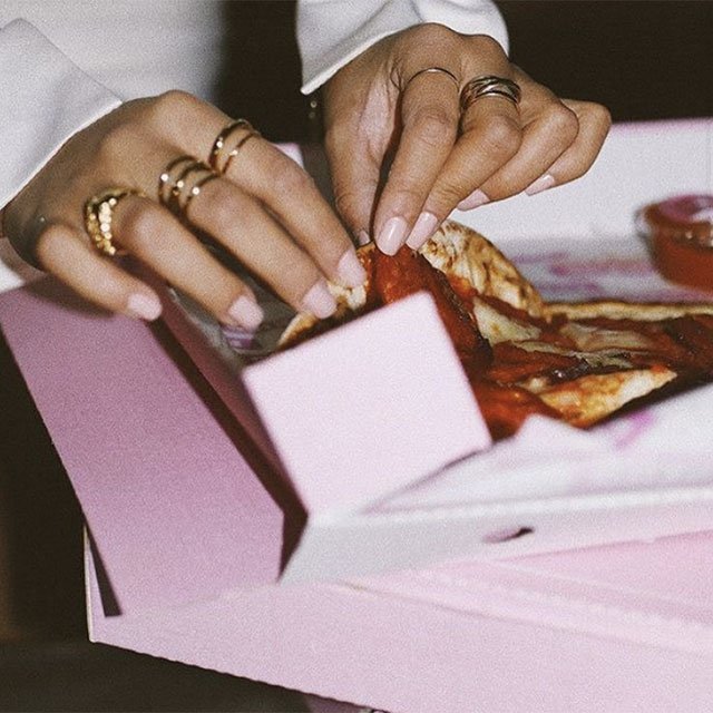 La manicura rosa pastel no entiende de fechas ni de modas porque siempre se lleva. Recréala con la amplísima gama de esmaltes rosas de essie.