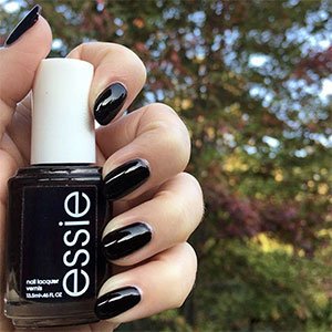 Si quieres acertar con tu manicura de moda apuéstalo todo al negro. ¡Nunca falla! Cuando pruebes el esmalte Licorice de essie ya nunca te separarás de él.